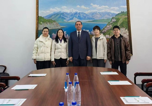 塔什干国立农业大学副校长Aziz Abduvasikov(中)、李桦教授(左二)、张晓慧副教授(右二)、语言文化学院汉语教学志愿者(左一、右一).jpg