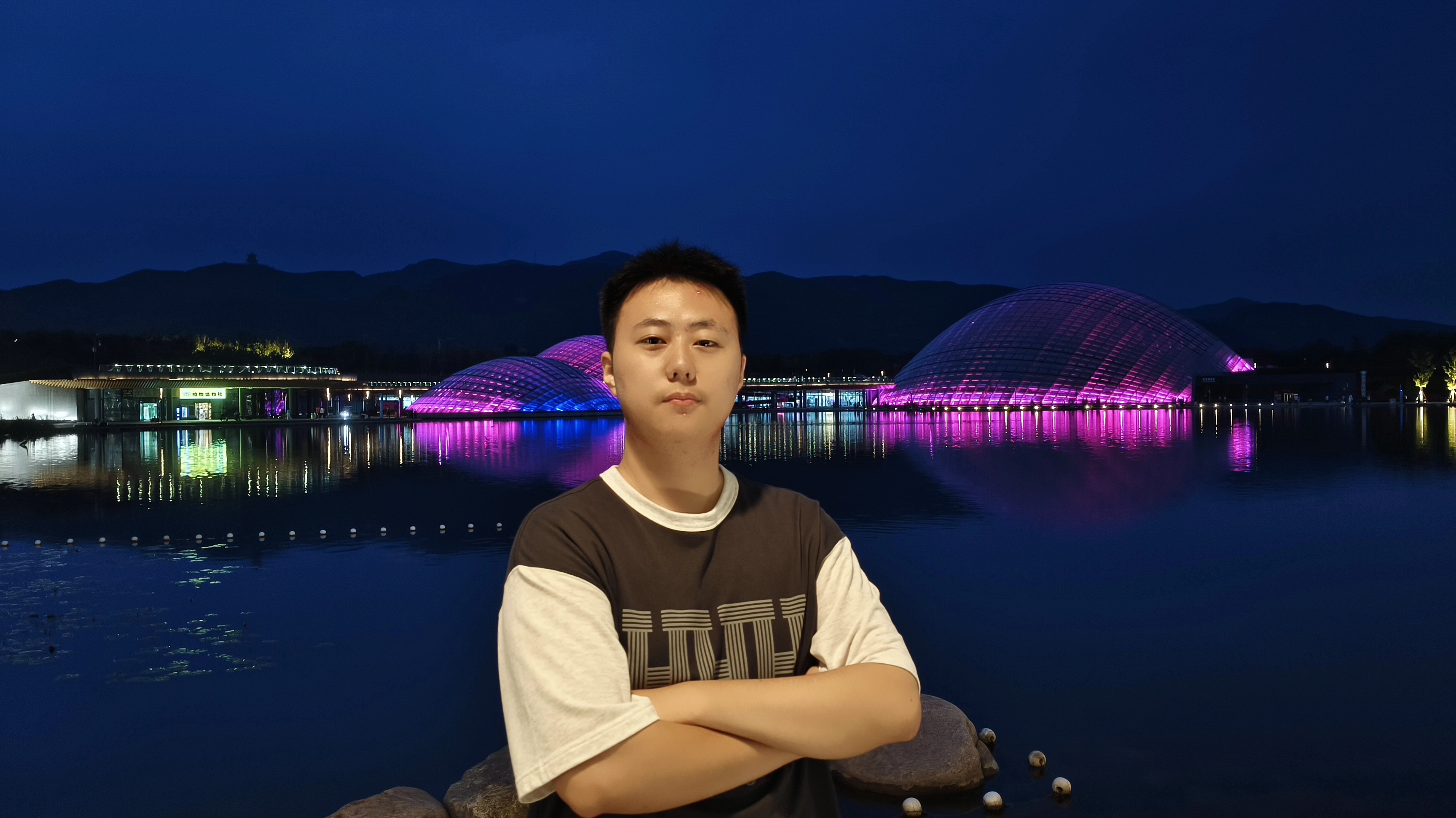 杨晶皓16：9生活照.jpg