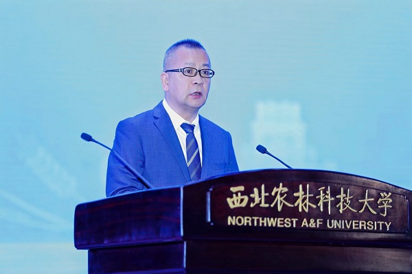 华山论剑品牌管理有限公司营销总经理吕战平进行品牌宣介.jpg