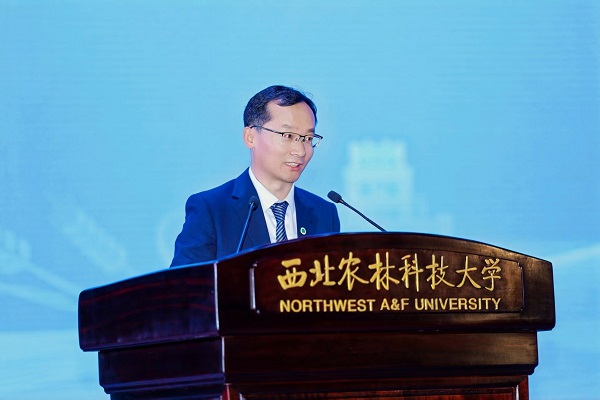 学院院长石宝峰主持主旨报告.jpg
